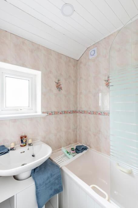 Entire Charming 5-Bed House In Darwen Blackburn Bb1 Free Parking Roadside Rishton エクステリア 写真