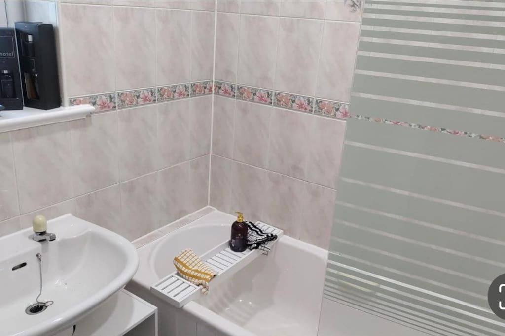 Entire Charming 5-Bed House In Darwen Blackburn Bb1 Free Parking Roadside Rishton エクステリア 写真